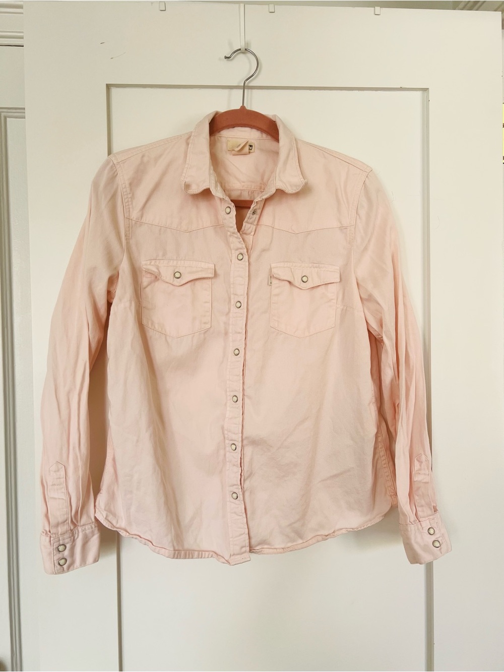 Levi’s classic western shirt. Pale pink color. Worn twice. Excellent condition.